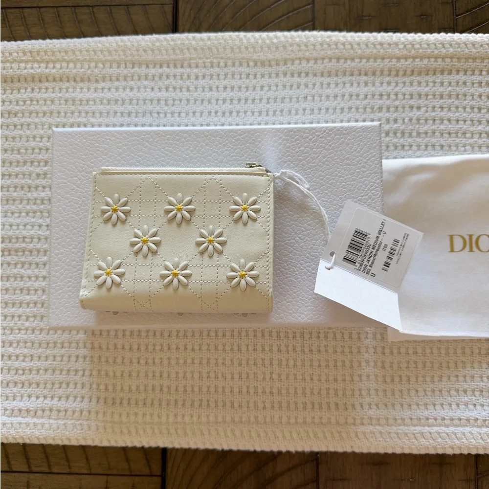 NWT. Dior Jardin Dahlia Wallet